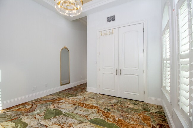 Building Photo - 4/3 Stunning Waterfront home in the heart of Clearwater Beach!