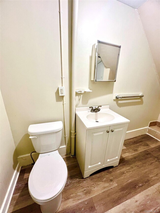 Building Photo - 30 Knapp Ave