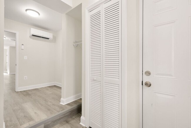 Building Photo - Newly Renovated 3BR/1BA - WASHEY/DRYER - I...