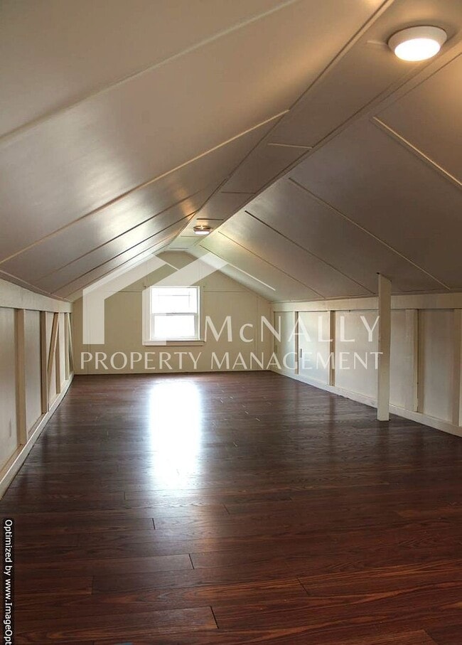 Building Photo - Bright 2 Bedroom 1 Bath Craftsman in Desir...