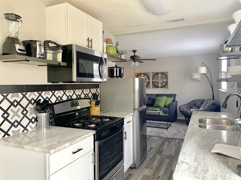 Gas cooking - 6502 Cedarhill