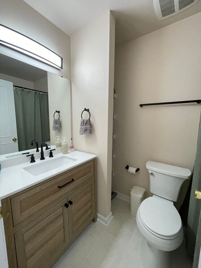Building Photo - Cozy and Comfortable 3 Bedroom Home, Close to Everything!