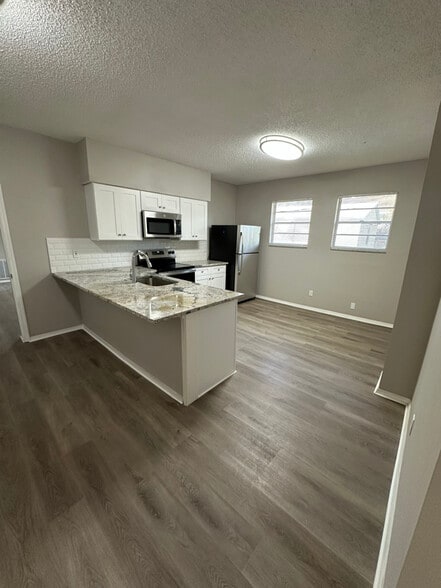 Building Photo - 2208 W Woodlawn Ave