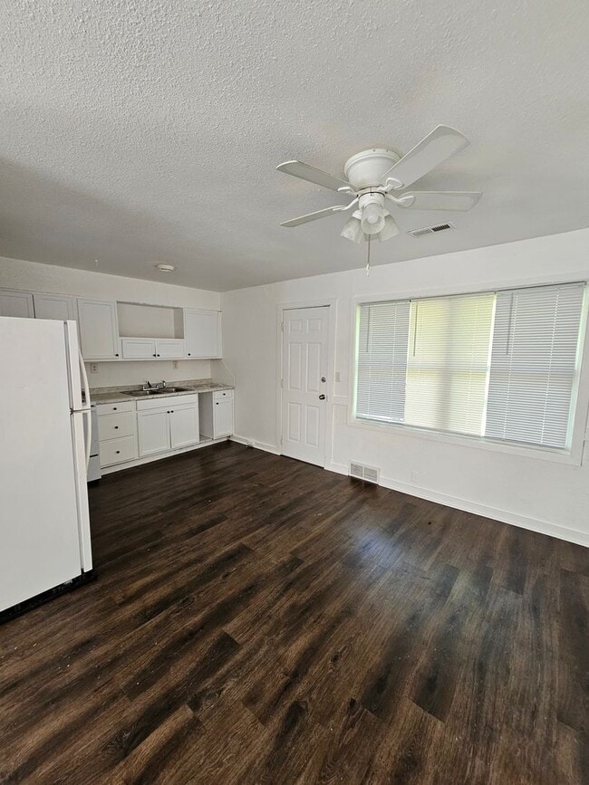 Building Photo - 4 bedroom 2 bath, must see inside!