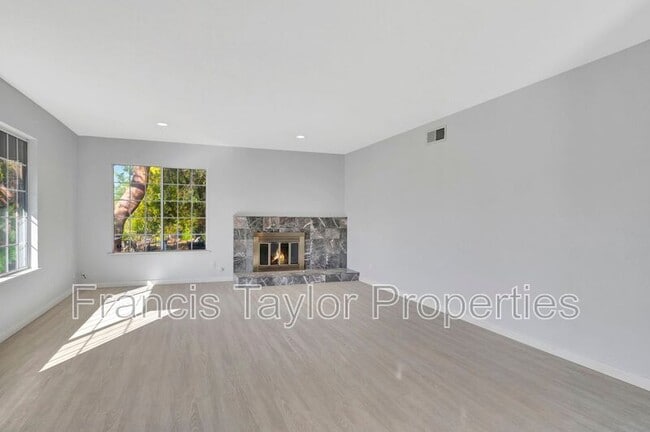 Building Photo - 16303 Avenida Florencia