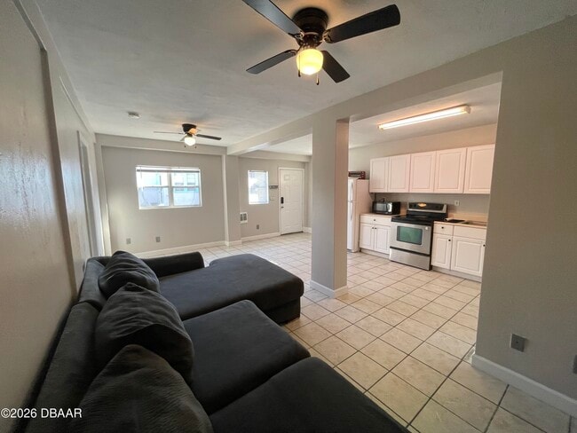 Building Photo - 411 N Oleander Ave