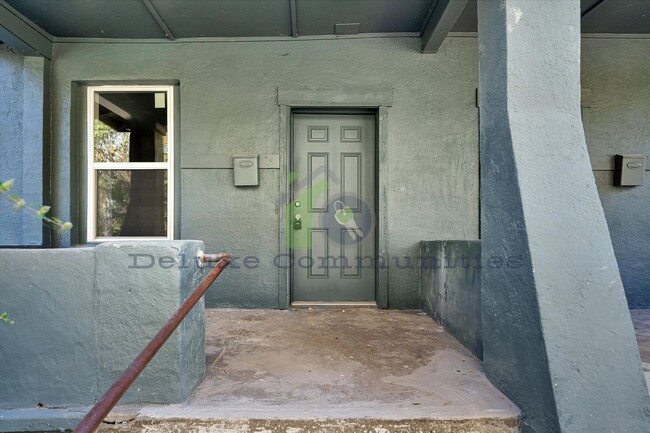 Building Photo - 724-724 Adams St SE