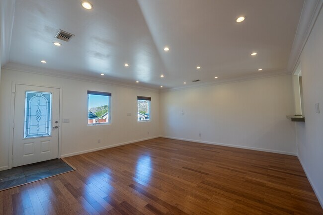 Building Photo - 10930 Oro Vista Ave