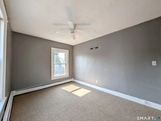 Building Photo - 104 Elm St