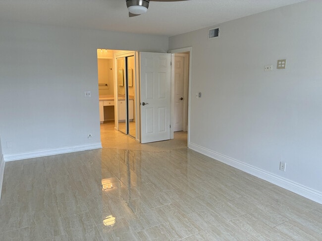 Building Photo - 6299 Bay Club Dr