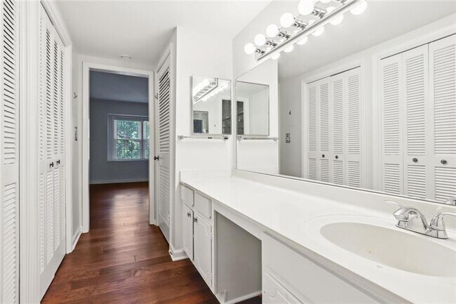 Building Photo - 75 Montre Square NW