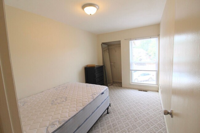 Building Photo - 1408 Bradley Dr