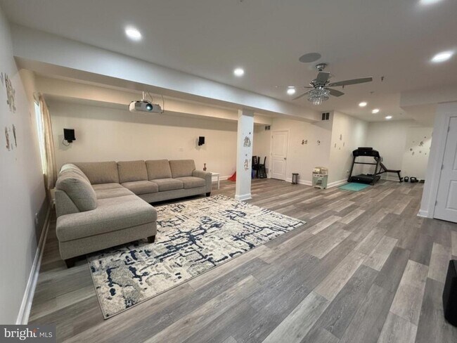 Building Photo - 16 Lochiel Ln