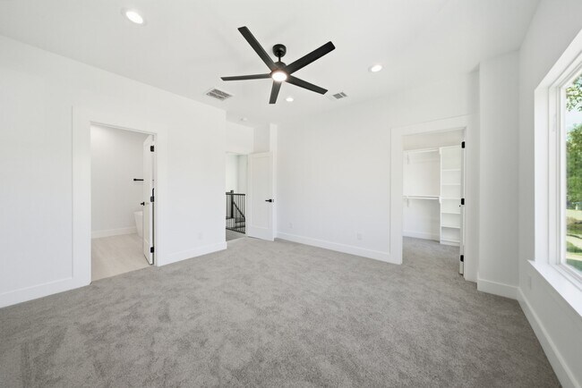 Building Photo - 1015 Ellington St