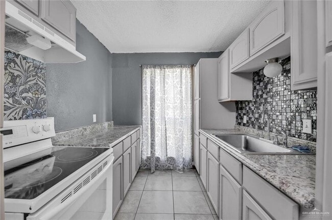 Building Photo - 7 West Dr