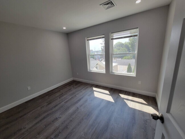 Building Photo - 31 Bouton St