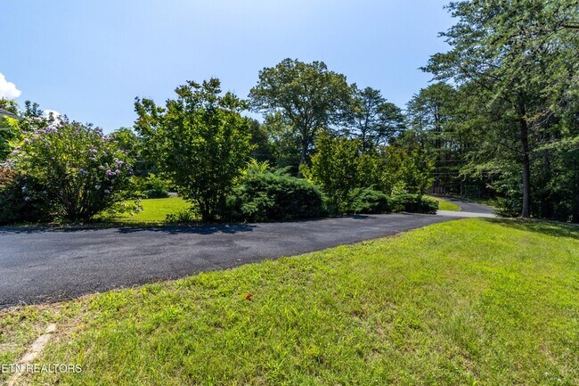 Building Photo - 2084 Allenridge Dr