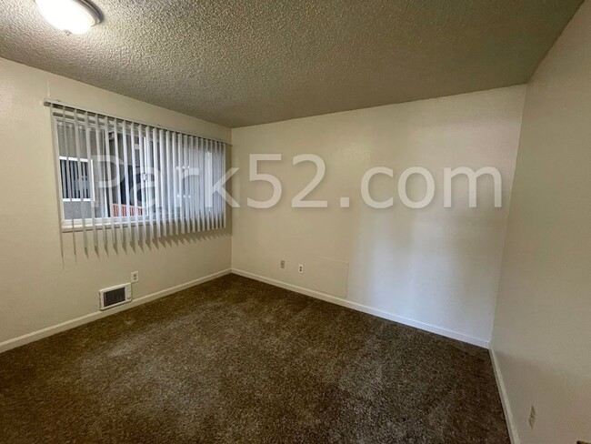 Building Photo - 2 Bedroom 1 Bathroom Upper Level Apartment...