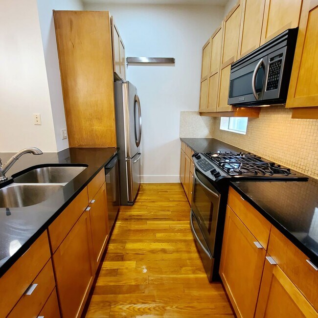 Building Photo - Spacious 3-Story Townhouse With Rooftop De...
