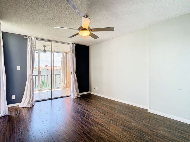 Building Photo - 7400 Sun Island Dr S
