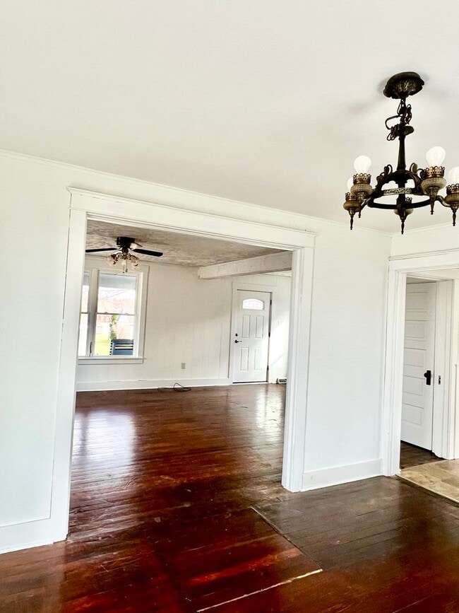 Building Photo - Spacious 3BR Home with Large Yard, Private Driveway & Storage