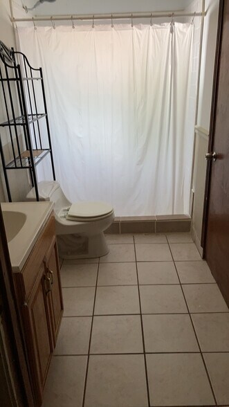 Bathroom - 401 S Doris Ave
