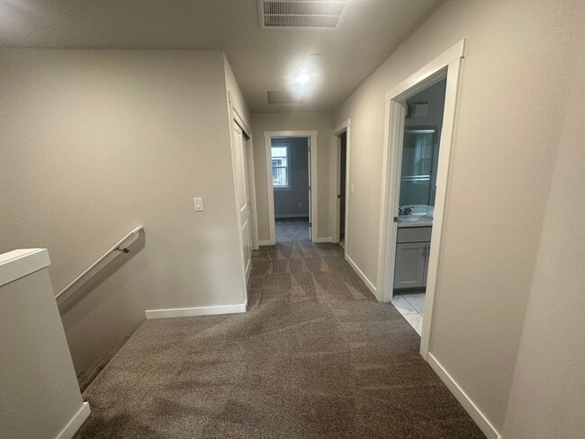 Building Photo - Newer low maintenance duplex in highly desired Camas area w/ great schools!