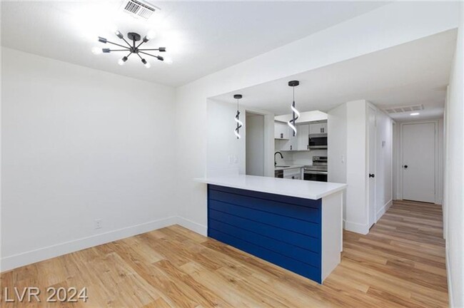 Building Photo - BEAUTIFUL REMODELED 2 BEDROOM UNIT! ** MOV...