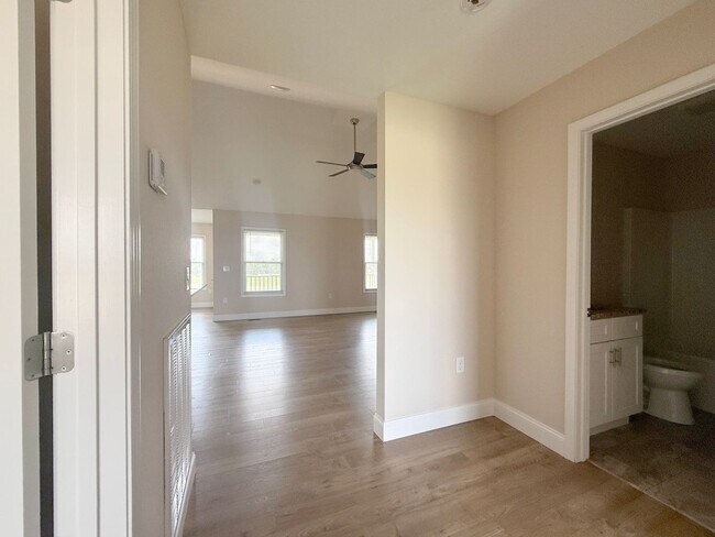 Building Photo - Bright & Spacious 3BR/2BA Home with 2-Car Garage Near I-40 in Crossville