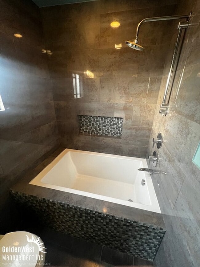 Building Photo - Beautiful 2Bdm 1.5Ba Home in the Heart of Los Angeles