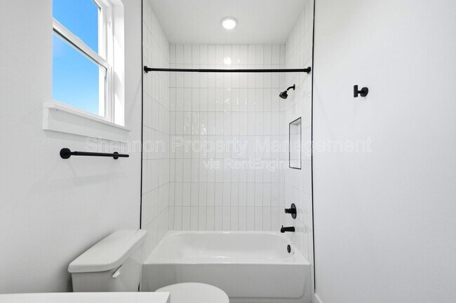 Building Photo - 1307 Bayou St