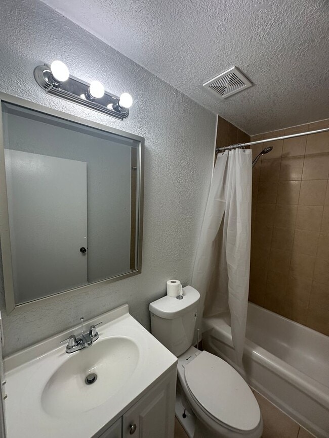 Building Photo - 2 Bedroom Duplex in the heart of Hollywood