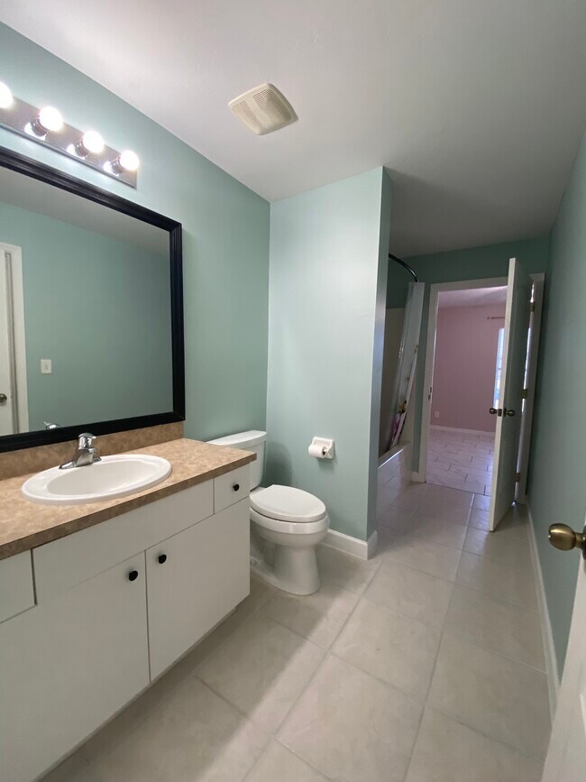 Building Photo - 1804 NW 1st Ave