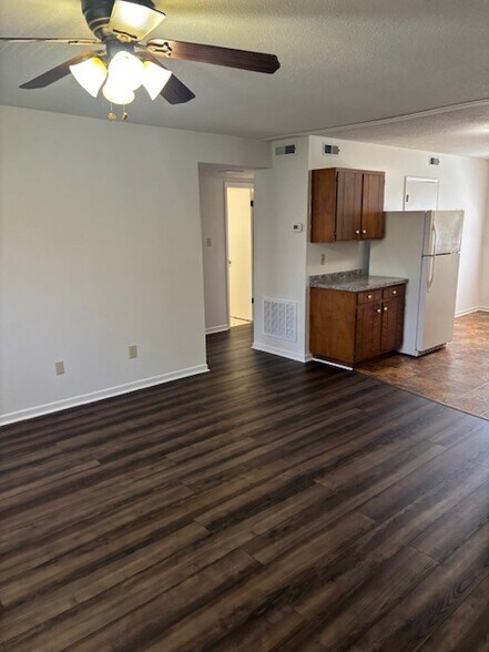 Building Photo - 208 Maple St