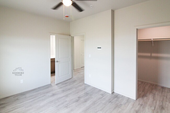 Building Photo - 3 bedroom, 2 bath in apartment home in Oth...