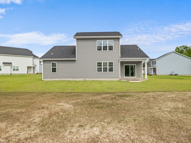 Building Photo - Towne Pointe Beauty!