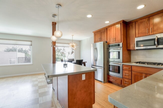 Building Photo - Charming 3 Bedroom and 2 Bath Home in Glen...