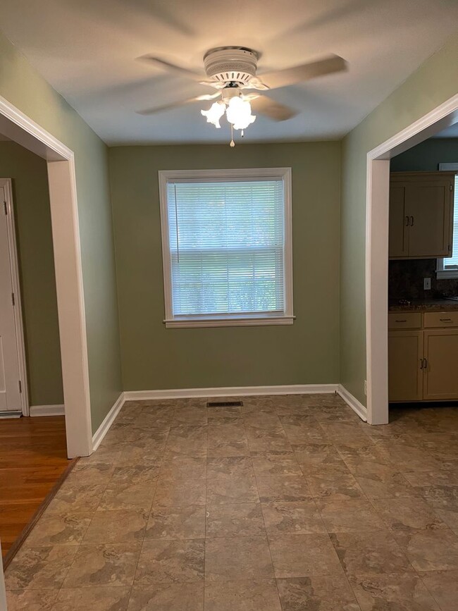 Building Photo - Adorable Home in the Heart of Donelson!