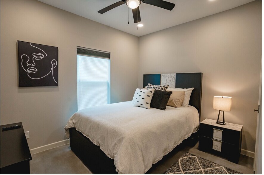 Building Photo - 600 E Dallas Ave