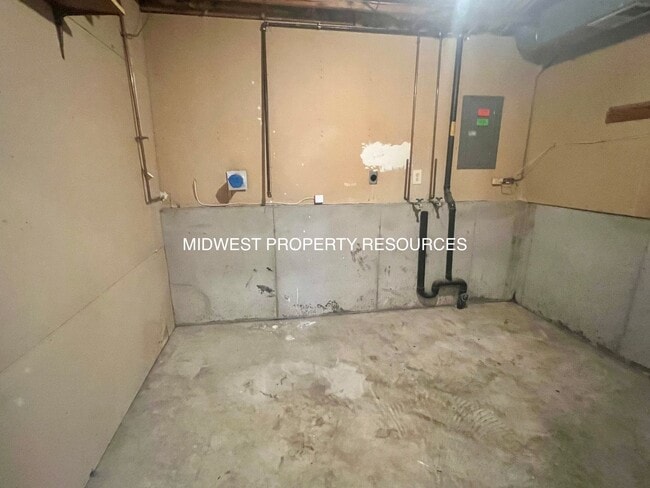 Building Photo - Large 2 Bedroom/1 Bath Duplex in Lee's Summit