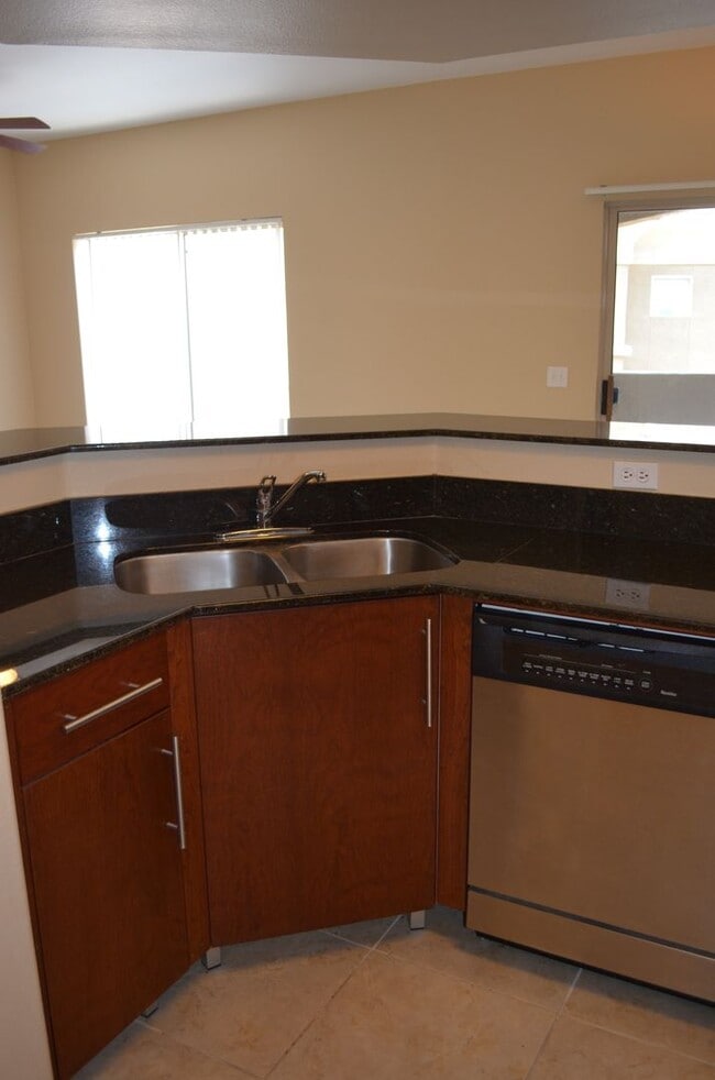 Building Photo - MOVE IN Special!!  Biltmore 2 bedroom!