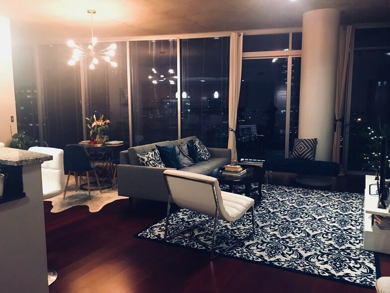 LIVING ROOM - 950 W Peachtree St NW