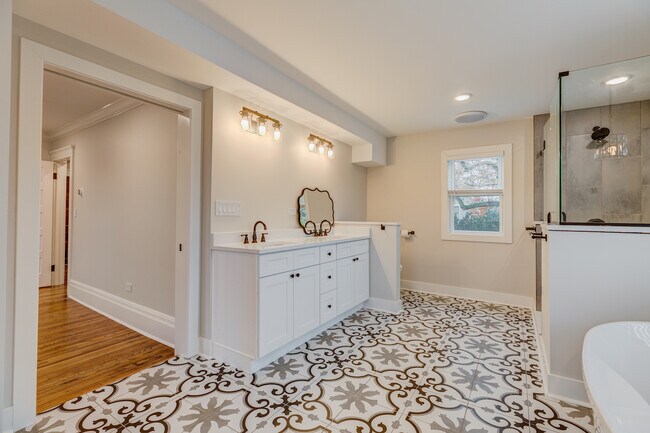 Building Photo - 5241 Lyman Ave