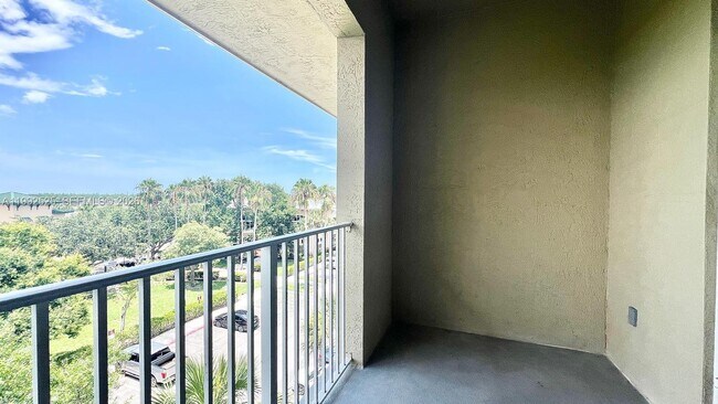 Building Photo - 1203 Town Center Dr