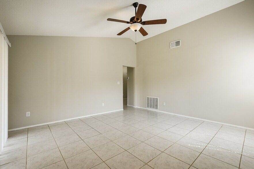 Building Photo - 1000 Dinero Dr