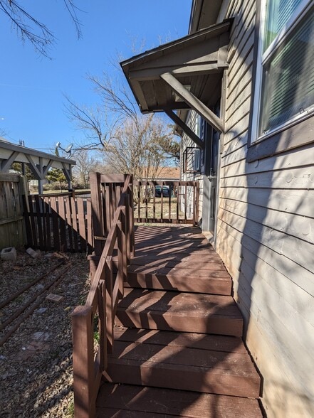 Building Photo - 534 E Sycamore St