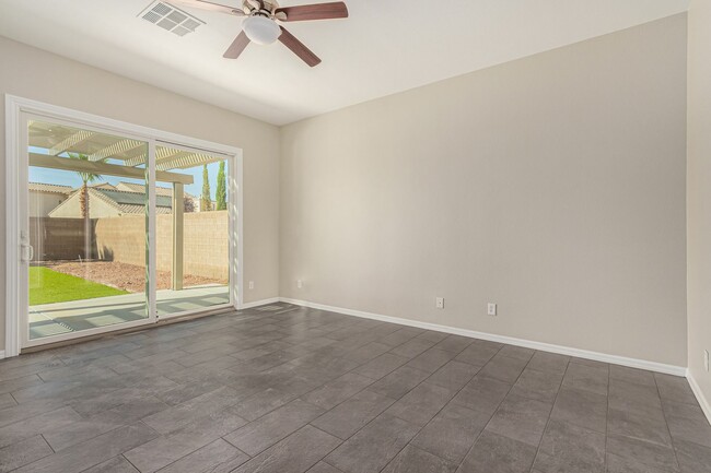 Building Photo - Anthem Highlands home with energy saving u...