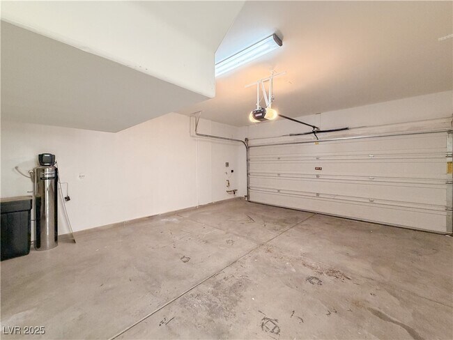 Building Photo - 10733 Mentesana Ave