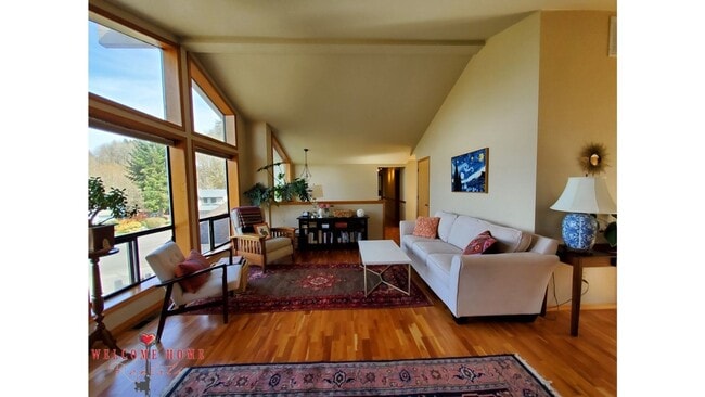 Building Photo - HUGE 5-BEDROOM home with separate BONUS ROOM!!  Large fenced yard!!!