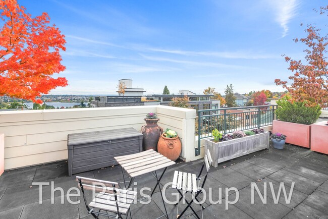 Building Photo - Phinney Ridge Condo with Den & Green Lake/...